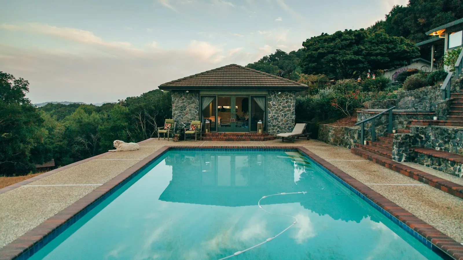 A vacation house with a swimming pool